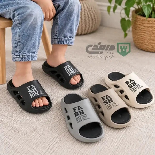 اسلیپر بچگانه مدل C600 در پای مدل همراه رنگبندی